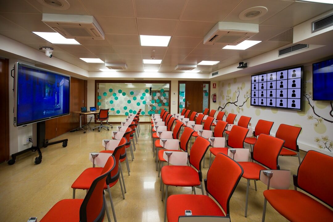 Sala de control de un canal de noticias con múltiples pantallas