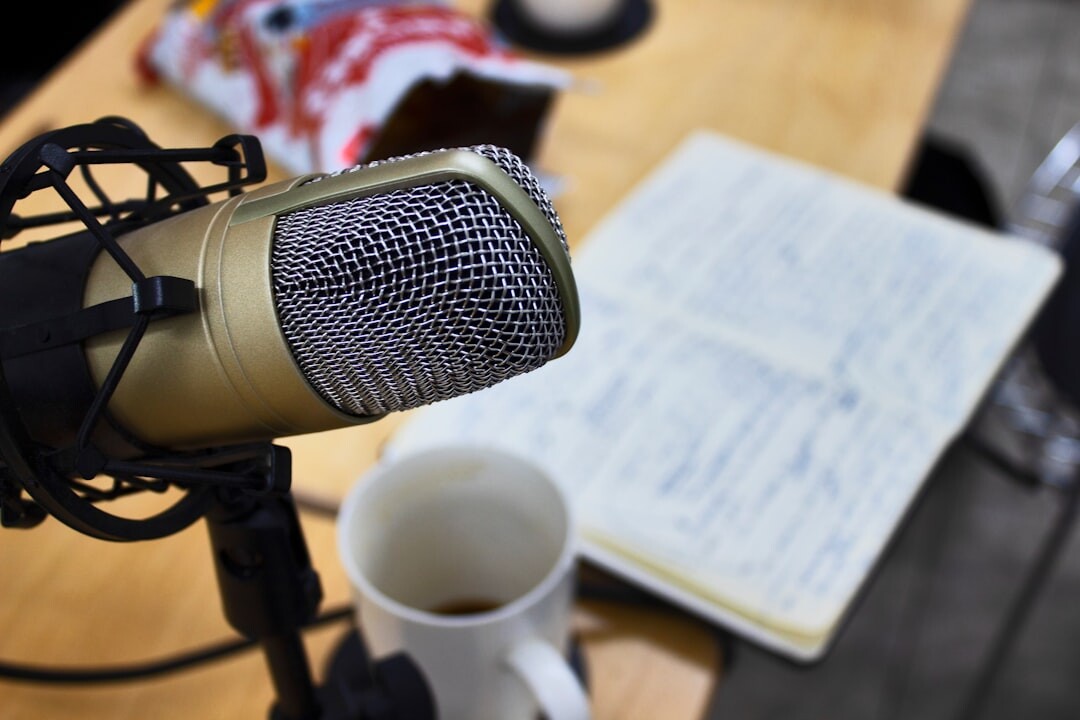 Periodista entrevistando en un estudio de radio con micrófono profesional